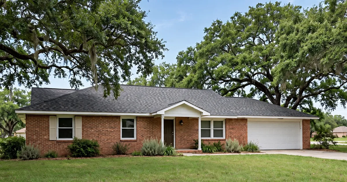 Pasadena roofing contractor: ranch home with tidy dimensional shingles under oak trees